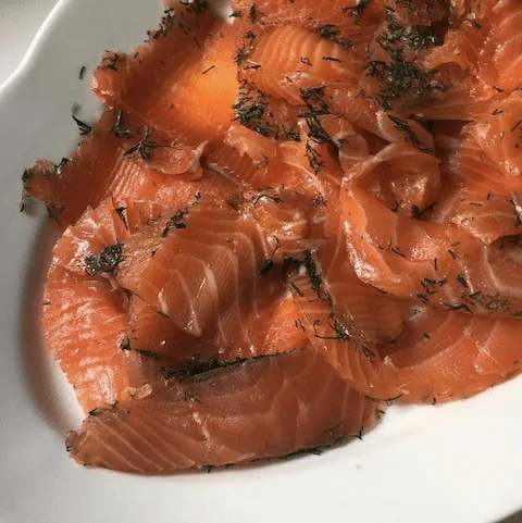 Gravlaks plato típico Noruego